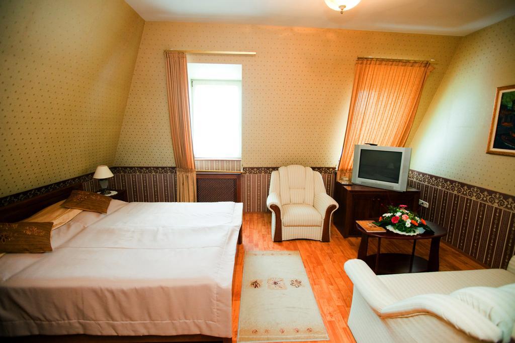Goecsej Palatinus Etterem Es Panzio Aparthotel Zalaegerszeg Rom bilde