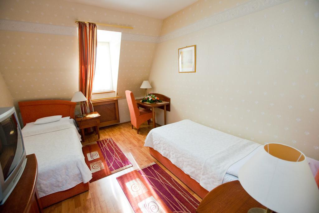 Goecsej Palatinus Etterem Es Panzio Aparthotel Zalaegerszeg Rom bilde