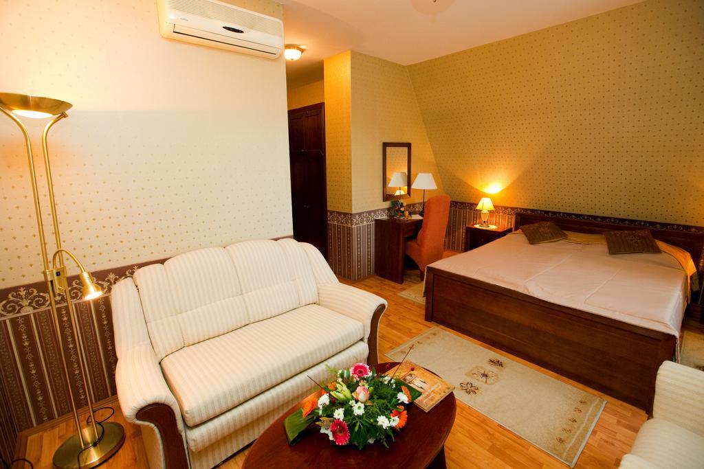 Goecsej Palatinus Etterem Es Panzio Aparthotel Zalaegerszeg Rom bilde