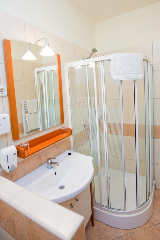 Goecsej Palatinus Etterem Es Panzio Aparthotel Zalaegerszeg Rom bilde